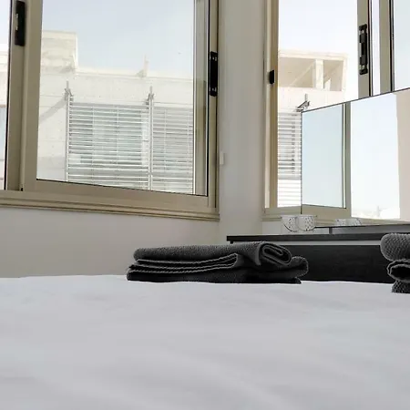 Elegant 2 Bedroom In The Heart Of דירה