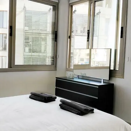 Elegant 2 Bedroom In The Heart Of פאפוס