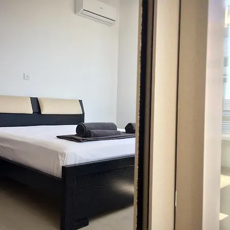 Elegant 2 Bedroom In The Heart Of * Paphos